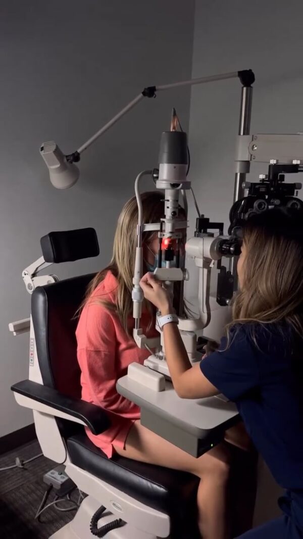 Content Creator and Mom Influencer Gets LASIK in Dallas